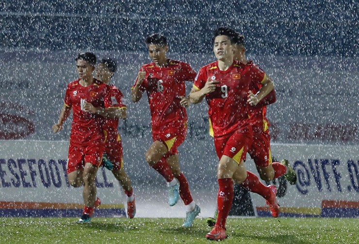 Dàn sao ĐT Việt Nam cười tươi, Đình Bắc dầm mưa tập chạy sau "thủy chiến" - 3
