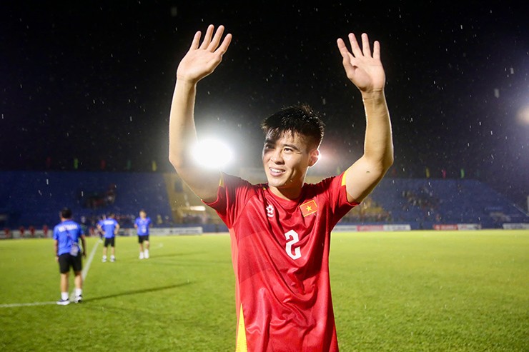 Ngoại trừ bàn thua, đội trưởng Duy Mạnh và hàng thủ ĐT Việt Nam đã chơi đầy nỗ lực