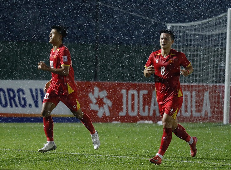 Sau trận đấu, dàn tuyển thủ ngồi dự bị hoặc vào sân trong nửa sau hiệp 2 như Đình Bắc, Khuất Văn Khang vẫn ra sân tập chạy, rèn thể lực dưới mưa