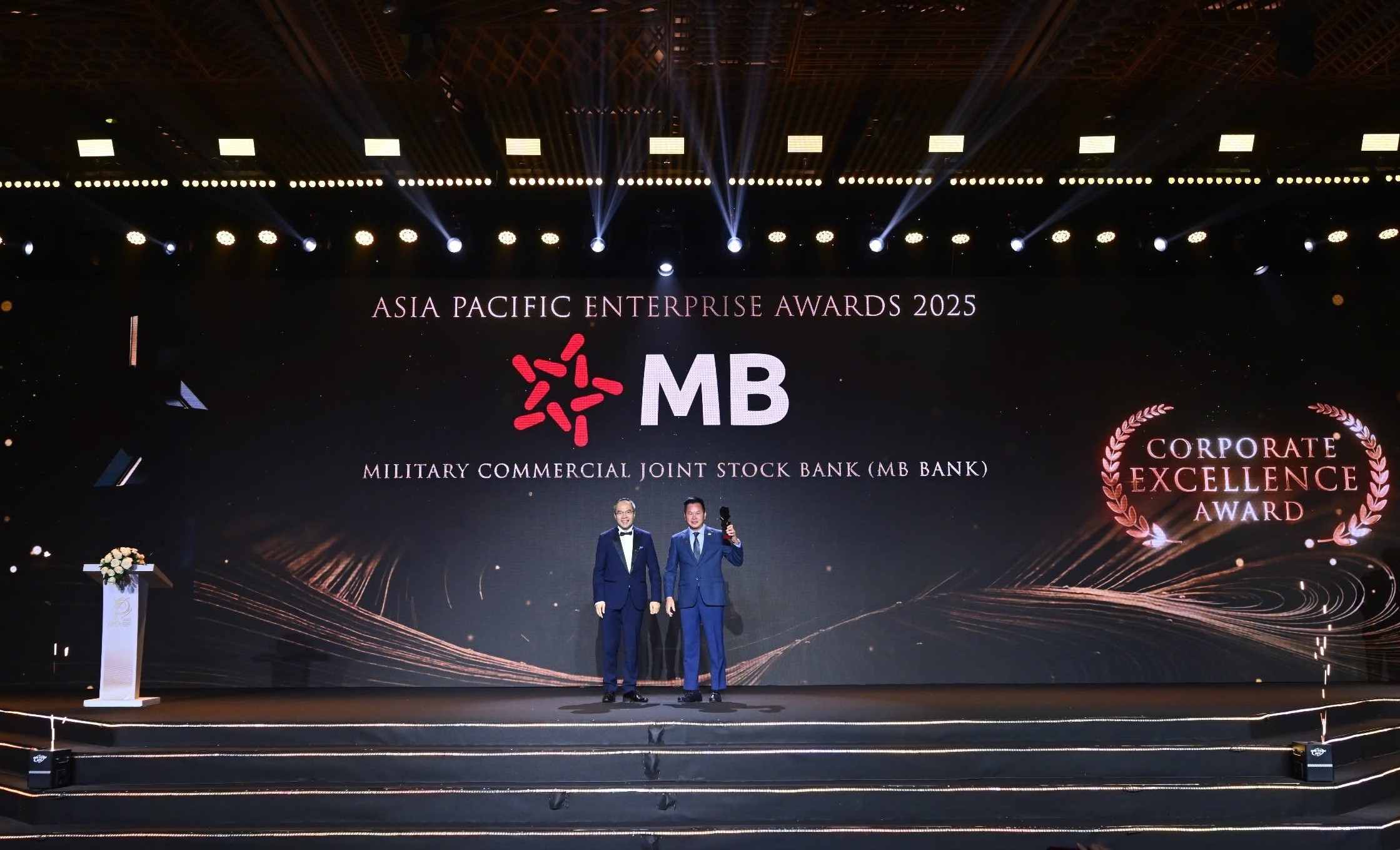 Ông Hà Trọng Khiêm – Phó Tổng giám đốc đại diện MB nhận giải thưởng