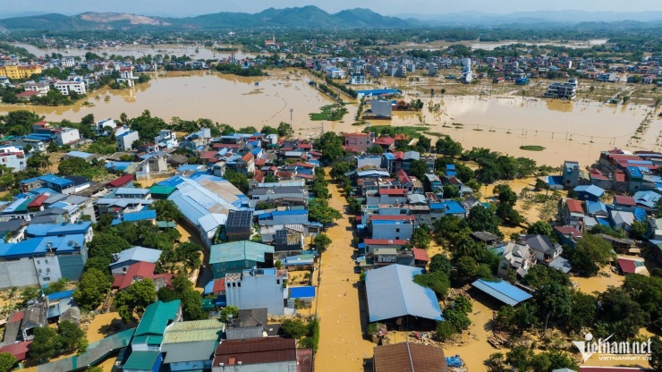 Trưa 9/10, nhiều nơi tại tỉnh Thái Nguyên vẫn còn chìm trong nước lũ.