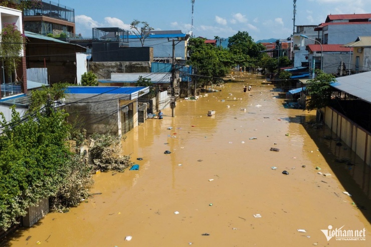 Khu vực đường Hoàng Ngân, đường Xuân Hoà, thuộc tổ 26, phường Phan Đình Phùng là một trong những điểm ngập nặng, bị cô lập suốt 3 ngày qua.