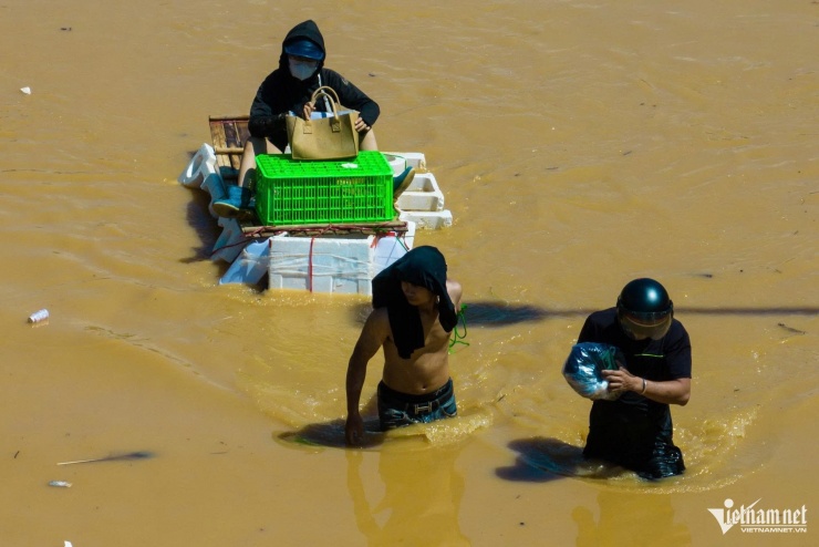 Bè chuối, thùng xốp được người dân ghép vào làm thuyền để di chuyển. Điều này chỉ thực hiện được vào sáng nay. Trước đó, bà con bị cô lập hoàn toàn.