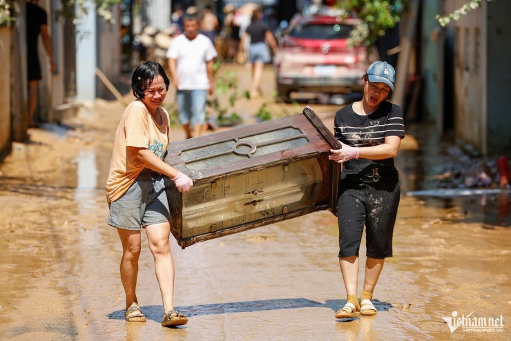 Không chỉ đồ đạc bị ngập chìm tại chỗ, nhiều vật dụng còn bị trôi ra ngoài "lang thang" khắp nơi.
