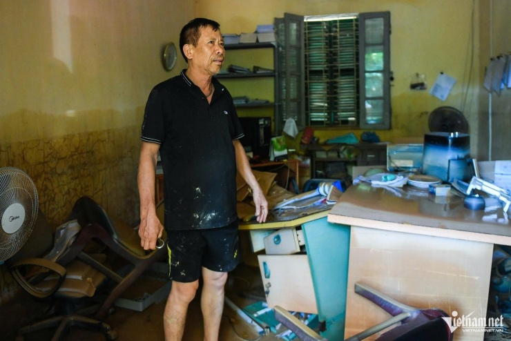 Ông Nguyễn Ngọc Ánh sống ngay cạnh công ty, nên khi nước lũ dâng ngập đến tầng 2, ông cùng các con đã sang công ty lánh nạn. Đêm đó, cả gia đình dắt nhau lội qua dòng nước ngập sâu, chỉ còn ngoi được đầu lên mặt nước. Sáng nay, ông mới có thời gian mở cửa kiểm tra các phòng làm việc để báo cáo tình hình, nhưng cảm thấy choáng váng trước cảnh tượng tan hoang bên trong.&nbsp;