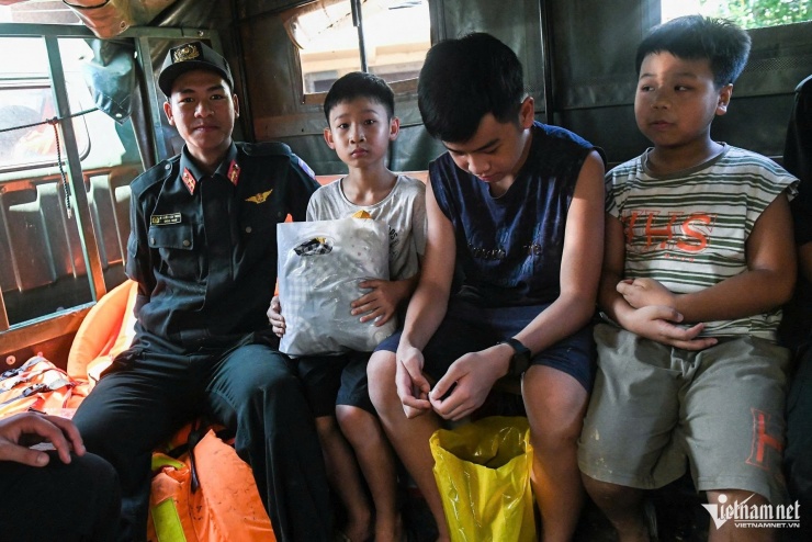 Hôm nay, các em nhỏ có nhà phía trong khu vực ngập sâu mới được lực lượng chức năng tiếp cận và đưa đi lánh nạn.