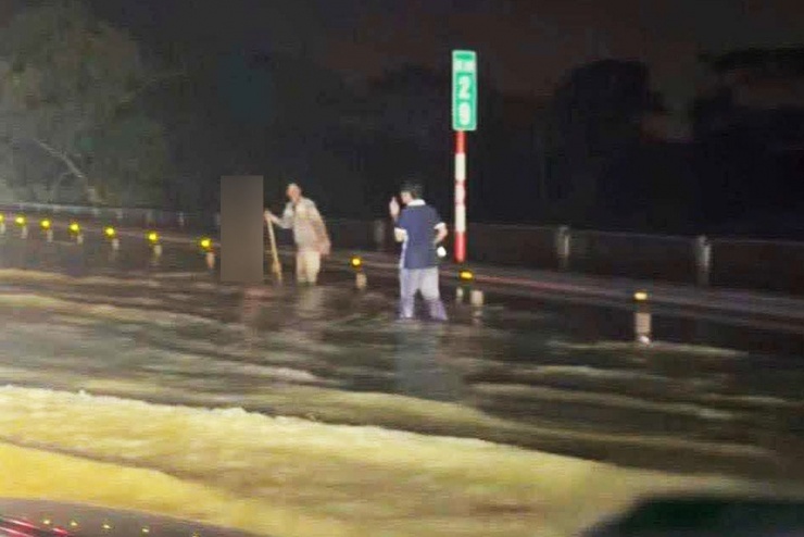 Nước lũ tràn lên cao tốc Hà Nội - Thái Nguyên - 1