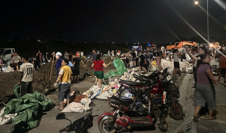 Nước sông Cầu dâng cao, các lực lượng căng mình đắp đê Tam Giang trong đêm - 7