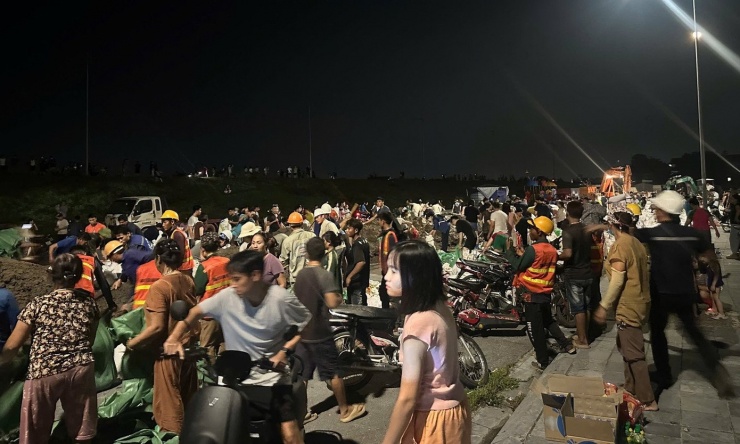 Nước sông Cầu dâng cao, các lực lượng căng mình đắp đê Tam Giang trong đêm - 8