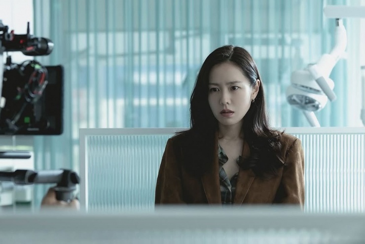 Son Ye Jin đang tích cực chạy lịch trình quảng bá cho bộ phim cô tham gia "No Other Choice", nên đây cũng là thời gian khán giả được biết nhiều hơn về cuộc sống hôn nhân của nữ diễn viên cũng như vài thông tin nhỏ về em bé.
