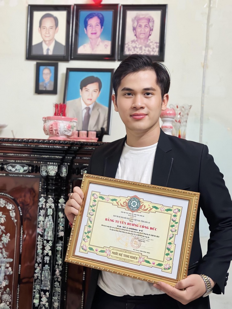 10X thường chia sẻ niềm vui trước bàn thờ cha. Ảnh: FBNV