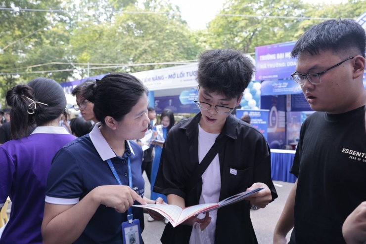 Thí sinh tìm hiểu thông tin tuyển sinh ĐH năm 2025. Ảnh: NHƯ Ý