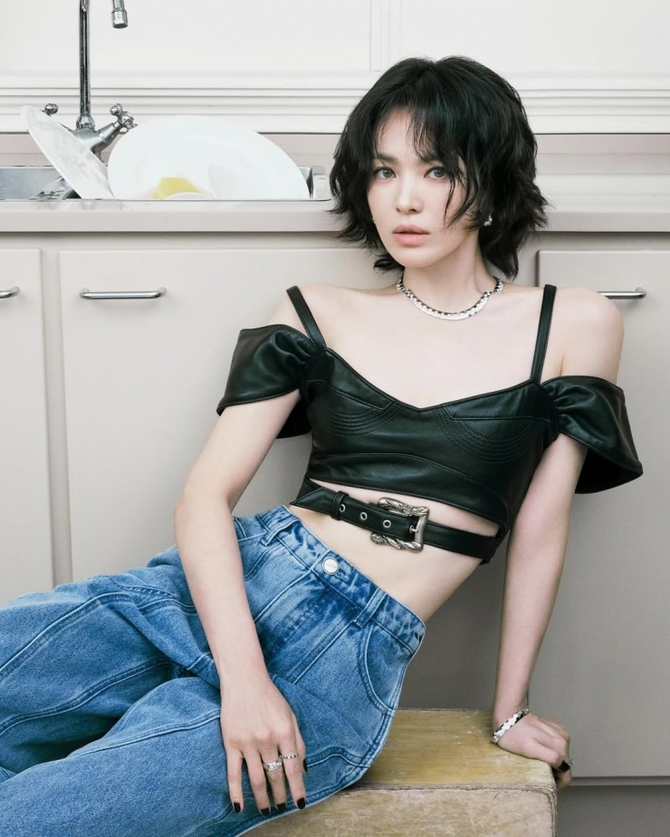 Trên tạp chí Vogue số tháng 10, diễn viên 44 tuổi diện crop top, váy ngắn, kẻ eyeliner đậm. Có gương mặt đẹp, cô phù hợp với hầu hết phong cách trang điểm.