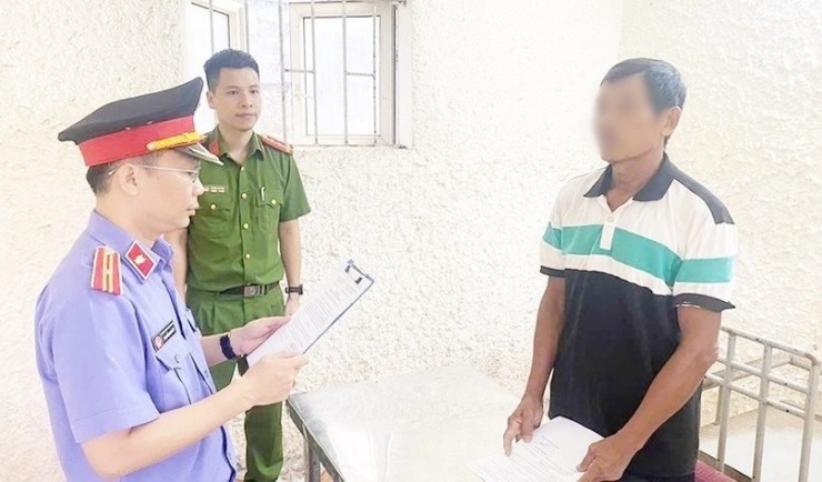 Lực lượng chức năng đọc các quyết định đối với Nguyễn Đình Bồng (Ảnh: Anh Quý)