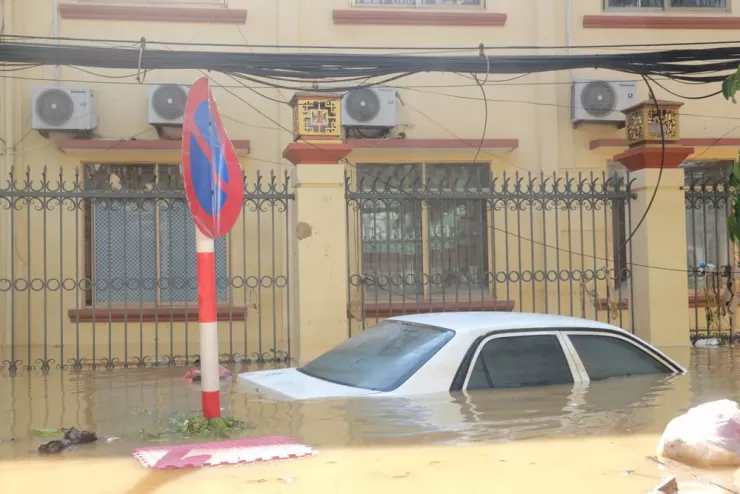 Dọc các tuyến phố ở phường Phan Đình Phùng những chiếc xe ngâm trong lũ lịch sử ở Thái Nguyên khiến ai cũng thấy xót. Ảnh: V.LONG