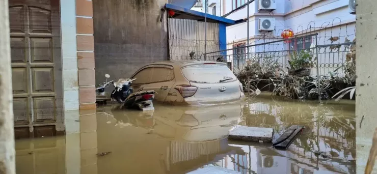 Anh Trần Văn Dũng cho biết mỗi lần nước lên gia đình đều hình vọng lũ đã đạt đỉnh, nhưng khi nhận ra đây là cơn lũ lịch sử thì mọi tài sản đã không kịp sơ tán.