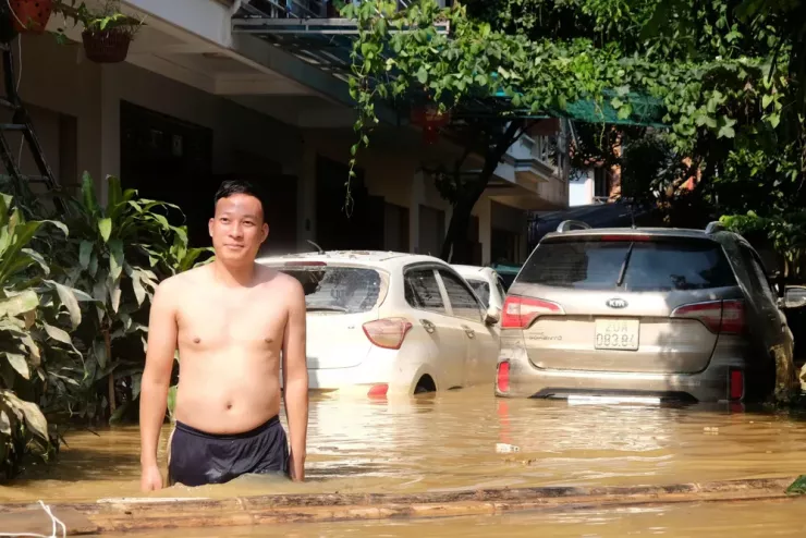 Anh Dương Văn Dũng nói lũ lên quá nhanh trong đêm khiến gia đình không kịp đưa hai chiếc ô tô và xe máy ra ngoài, đành để ngâm nước hơn 1 ngày qua, "thiệt hại hơn 1 tỉ đồng"- anh nói.
