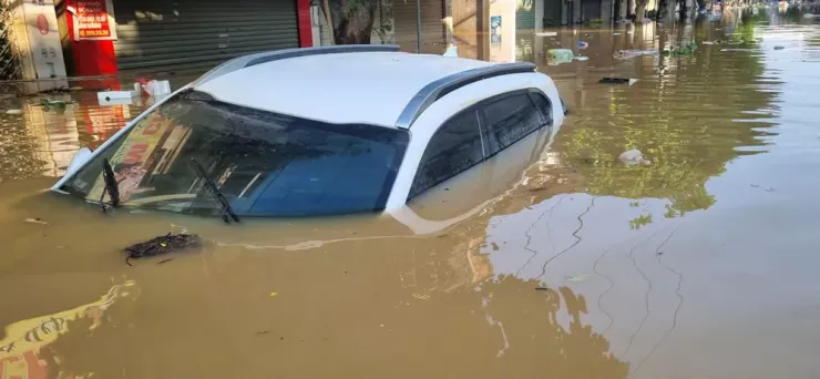 Nước lũ ở Thái Nguyên rút chậm những chiếc ô tô vẫn chưa thể "ngoi" hết phần đầu khỏi mặt nước.