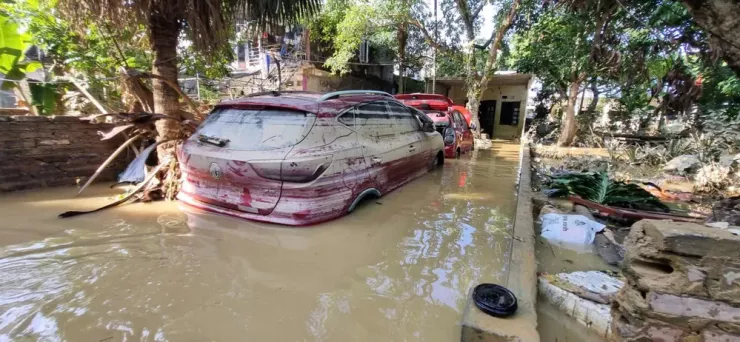 "Dấu tích" của cơn lũ lịch sử in rõ lên những chiếc ô tô với bùn đất dính đầy.