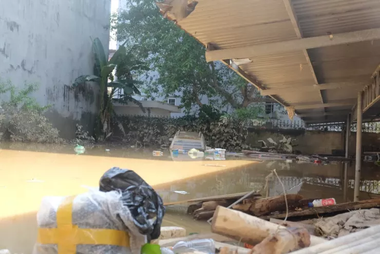 Ô tô đã được lùi lên cao trong khu vực nhà nhưng không tránh khỏi cảnh ngâm nước.