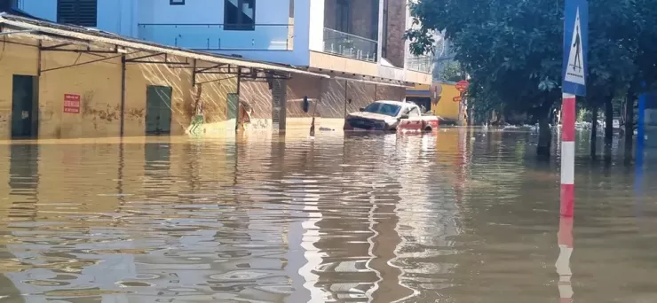Ô tô là tài sản lớn của nhiều gia đình, nên ai cũng thấy xót xa khi phương tiện bị ngâm trong nước lũ lịch sử ở Thái Nguyên.