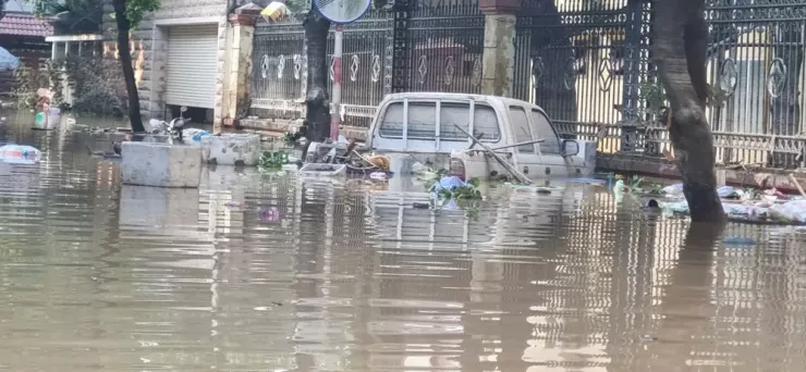 Sau hai ngày những chiếc ô tô mới ngoi lên khỏi mặt nước.