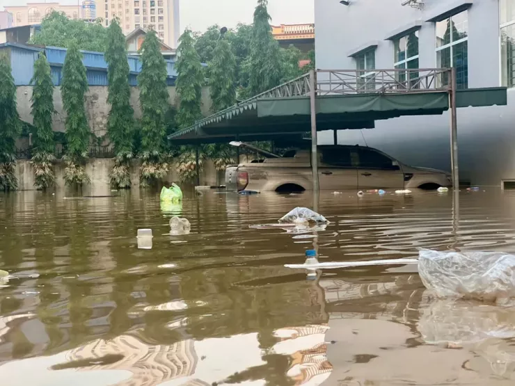 Nhiều chủ xe đang hi vọng nước rút thật nhanh để di chuyển các xe ra ngoài sửa chữa, tránh gây thiệt hại quá lớn.