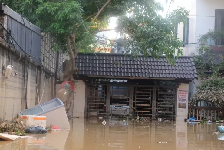 Nước rút, tủ lạnh, ô tô ngoi lên khỏi mặt nước càng làm người dân xót xa hơn.