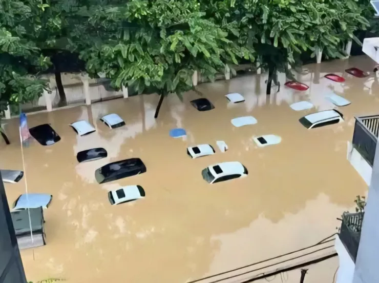 Hình ảnh những chiếc ô tô nổi lềnh bềnh trong nước được người dân chụp lại lúc đỉnh lũ ở Thái Nguyên và chia sẻ trên mạng xã hội.