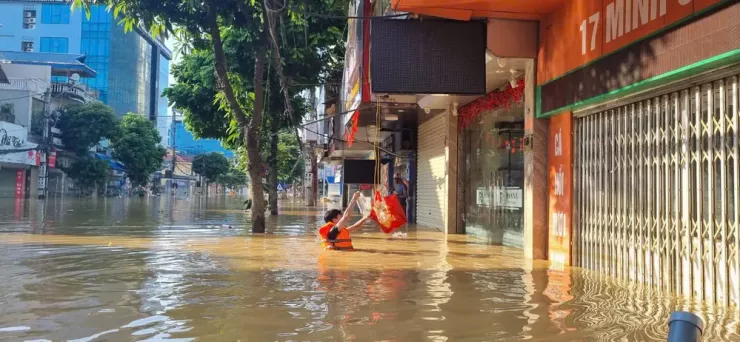 2 bạn trẻ lao vào rốn lũ cứu đói cho người dân - 13