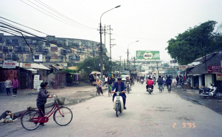Khu tập thể Khương Thượng năm 1995 (đối diện Vincom Phạm Ngọc Thạch ngày nay) qua ống kính Kobayashi.