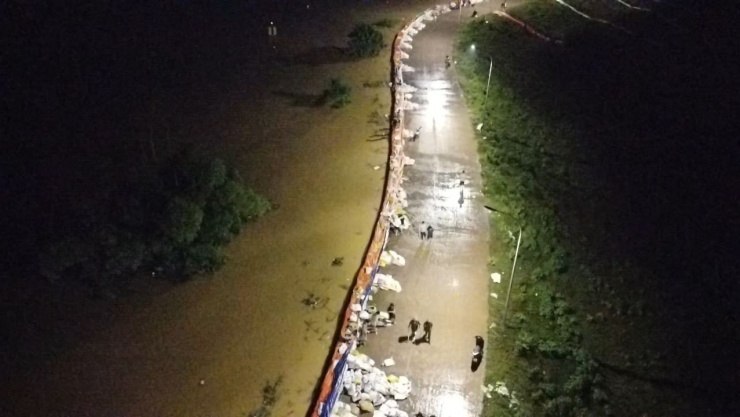 Nhiều đoạn đê được gia cố, sẵn sàng ứng phó với mực nước sông dâng cao. Ảnh: N.T