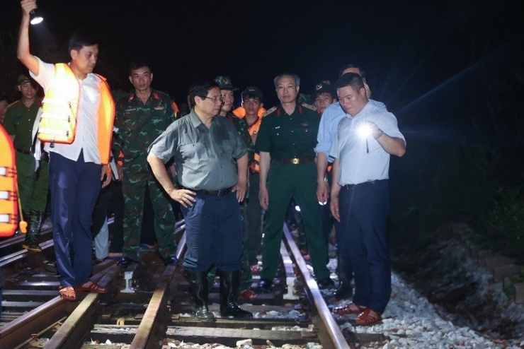 Thủ tướng Phạm Minh Chính đã đến kiểm tra công tác ứng phó với mưa lũ tại các xã Trung Giã, Đa Phúc. Ảnh: VGP