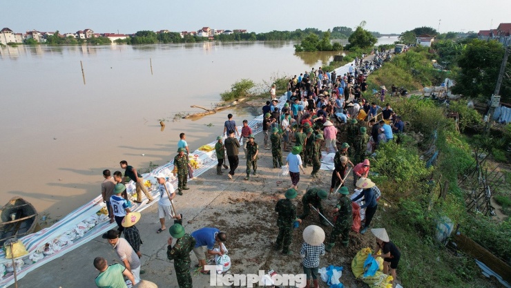 Người dân tham gia đắp đê chống tràn tại xã Đa Phúc