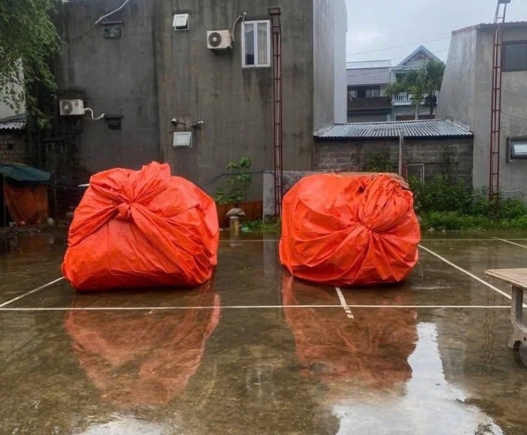 Ô tô bọc kín bị 'lạc trôi' ở Thái Nguyên: Đã tìm thấy 2 xế cưng ở cách nhà 500m - 1