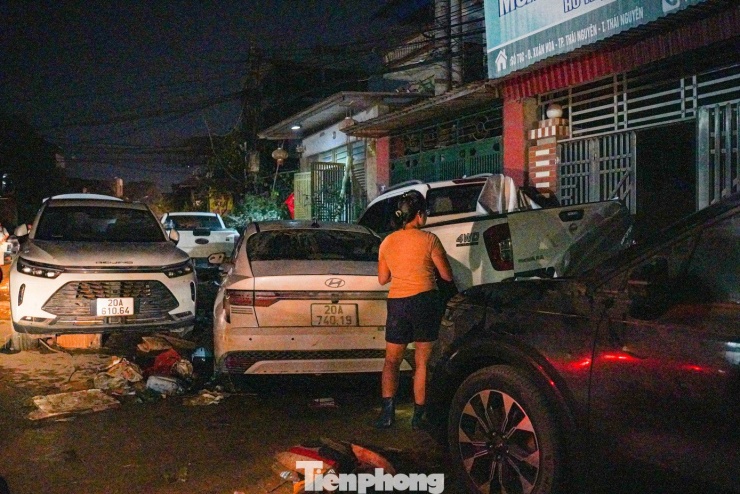 Ô tô ngập khắp phố, cứu hộ Thái Nguyên trắng đêm ‘vớt’ xe sau lũ - 1