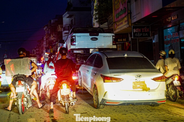 Ô tô ngập khắp phố, cứu hộ Thái Nguyên trắng đêm ‘vớt’ xe sau lũ - 4