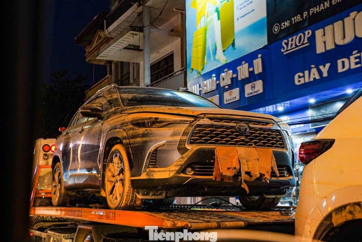 Ô tô ngập khắp phố, cứu hộ Thái Nguyên trắng đêm ‘vớt’ xe sau lũ - 5