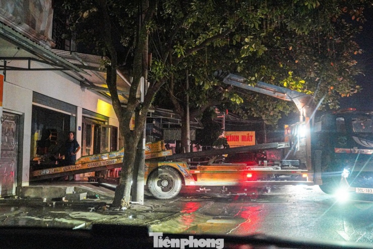 Ô tô ngập khắp phố, cứu hộ Thái Nguyên trắng đêm ‘vớt’ xe sau lũ - 9