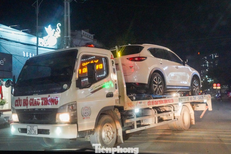 Ô tô ngập khắp phố, cứu hộ Thái Nguyên trắng đêm ‘vớt’ xe sau lũ - 10