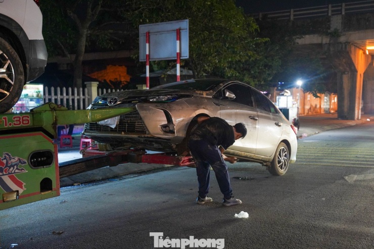 Ô tô ngập khắp phố, cứu hộ Thái Nguyên trắng đêm ‘vớt’ xe sau lũ - 13
