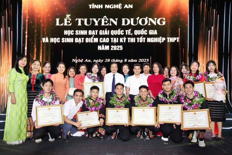 Lang Đức Bằng là một trong 75 học sinh xuất sắc trong kỳ thi tốt nghiệp THPT được UBND tỉnh Nghệ An tuyên dương.