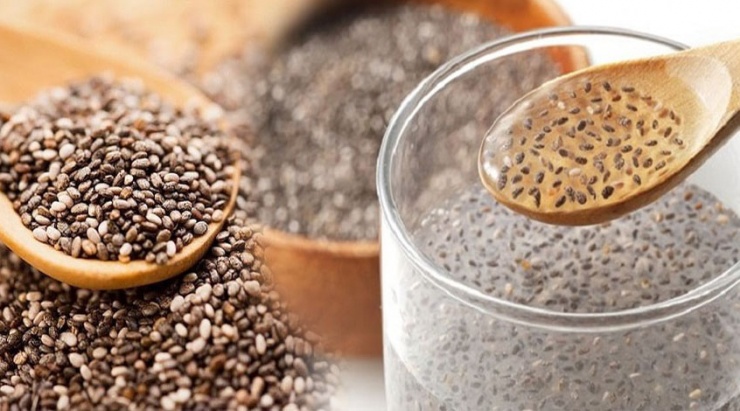 Hạt chia có thể làm mặt nạ (đắp ngoài) hoặc kết hợp vào chế độ ăn uống làm đẹp da từ bên trong