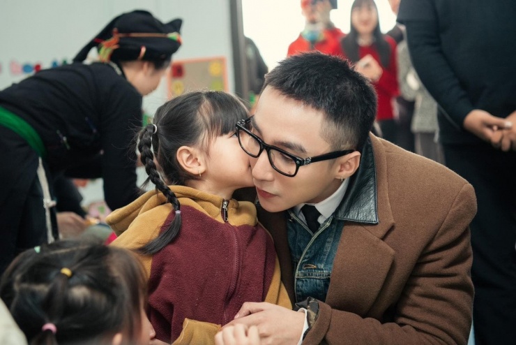 Sơn Tùng M-TP cùng công ty góp 1,6 tỷ đồng ủng hộ đồng bào vùng bão lũ.