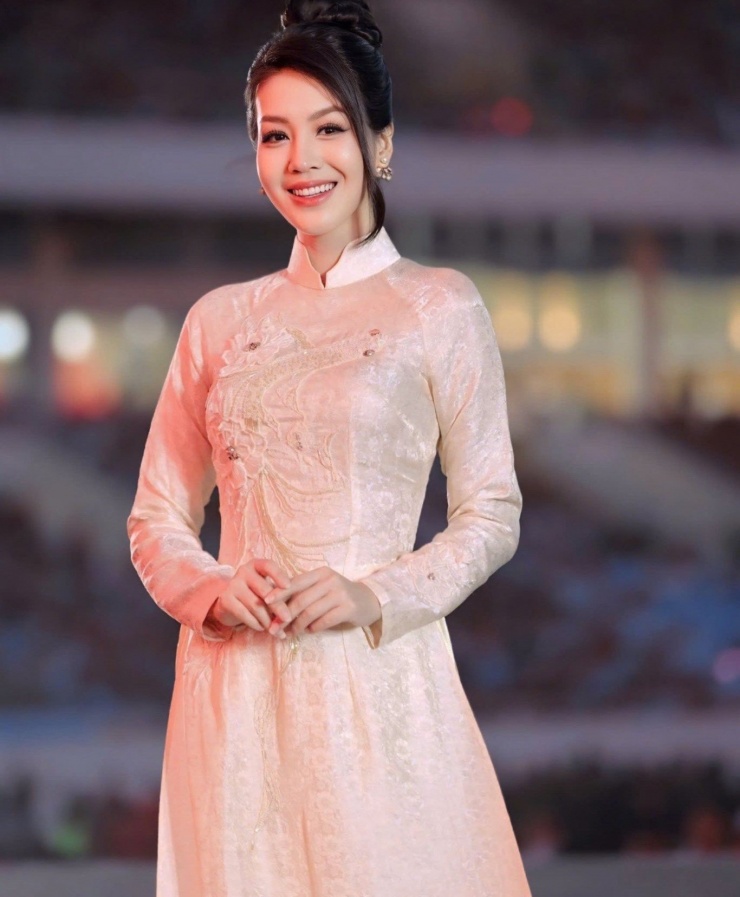 MC Hồng Nhung ủng hộ 100 triệu đồng.