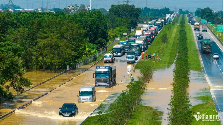 Rời vùng lũ Thái Nguyên, tài xế ô tô gặp cảnh 'thêm một lần đau' trên cao tốc - 1