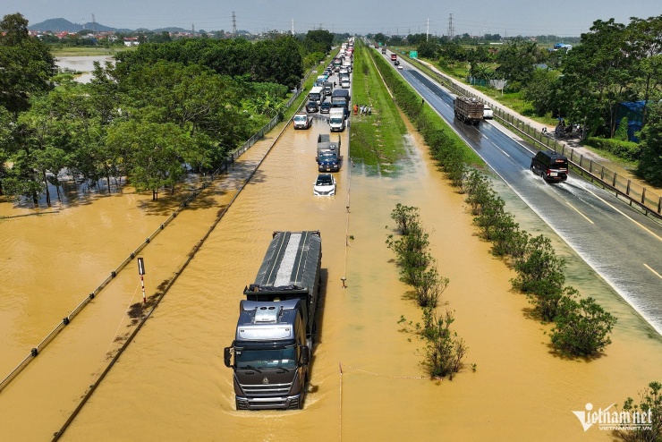 Rời vùng lũ Thái Nguyên, tài xế ô tô gặp cảnh 'thêm một lần đau' trên cao tốc - 2