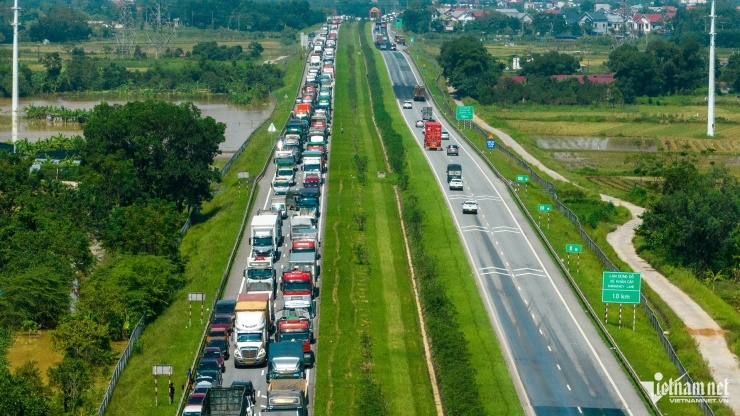 Rời vùng lũ Thái Nguyên, tài xế ô tô gặp cảnh 'thêm một lần đau' trên cao tốc - 3