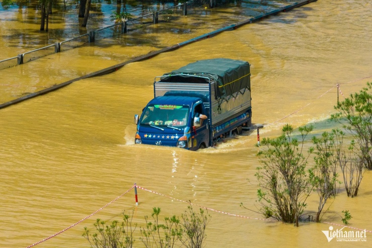 Rời vùng lũ Thái Nguyên, tài xế ô tô gặp cảnh 'thêm một lần đau' trên cao tốc - 4