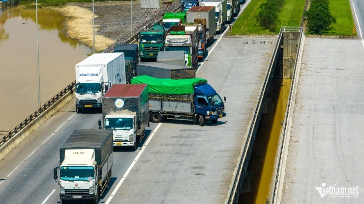 Rời vùng lũ Thái Nguyên, tài xế ô tô gặp cảnh 'thêm một lần đau' trên cao tốc - 5